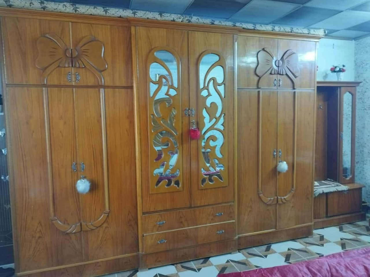 السلام عليكم عندي غرفه اخشاب صاج عراقي أصلي أريد ابيعها مليون ونص بيها مجال  ***********
