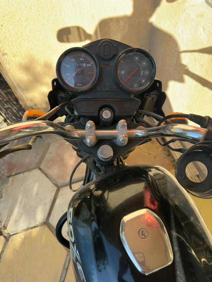 سلام عليكم
بوكسر موديل 21 ماشيه 17 الف وقابل للزياده ما مشتغله توصيل ابد  واستخدامها شخصي نقصها فقط باتري  السعر مليون و400 وبيها مجال للشراي  مكان محموديه 
للاستفسار خاص او ***********
