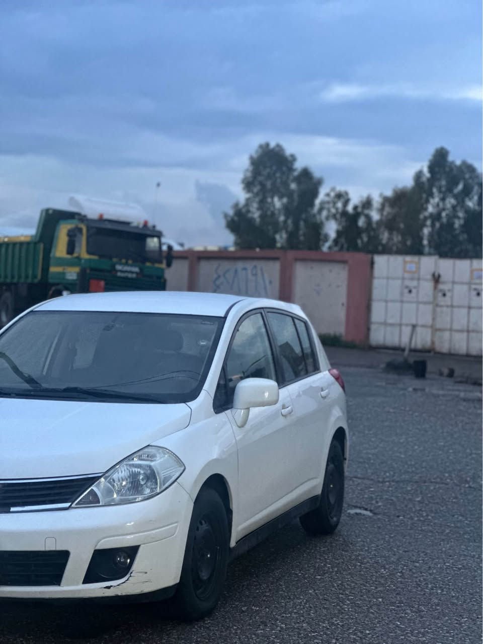 ***********
نیسان ڤیرسا ٢٠٠٩ تەنها چاملغی پێشەوەی بۆیاخە بەبێ ناوگرتن گێر تۆماتیک گێر مەکینە تەبرید تەقەو رەقە بەناو کردن هەموو شتی بەشەرت أربيل, العراق
