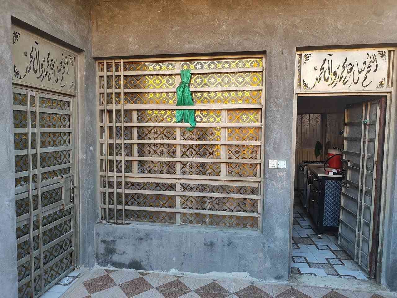 دار للبيع مساحتها 165متر ع طريق المعاره يم حسنيه مال العويسات ثالث بيت عن شارع العام بناء طابوك وصب كونكريت متكون من 
غرفة نوم عدد 2.  4*5
صاله 4*7
مطبخ 4*4
استقبال 4*6
مجمع صحيات دخليه خارجيه 
سعرها 60وبيها مجال شي بسيط 
اي استفسار اتصل على الرقم التالي 
***********
