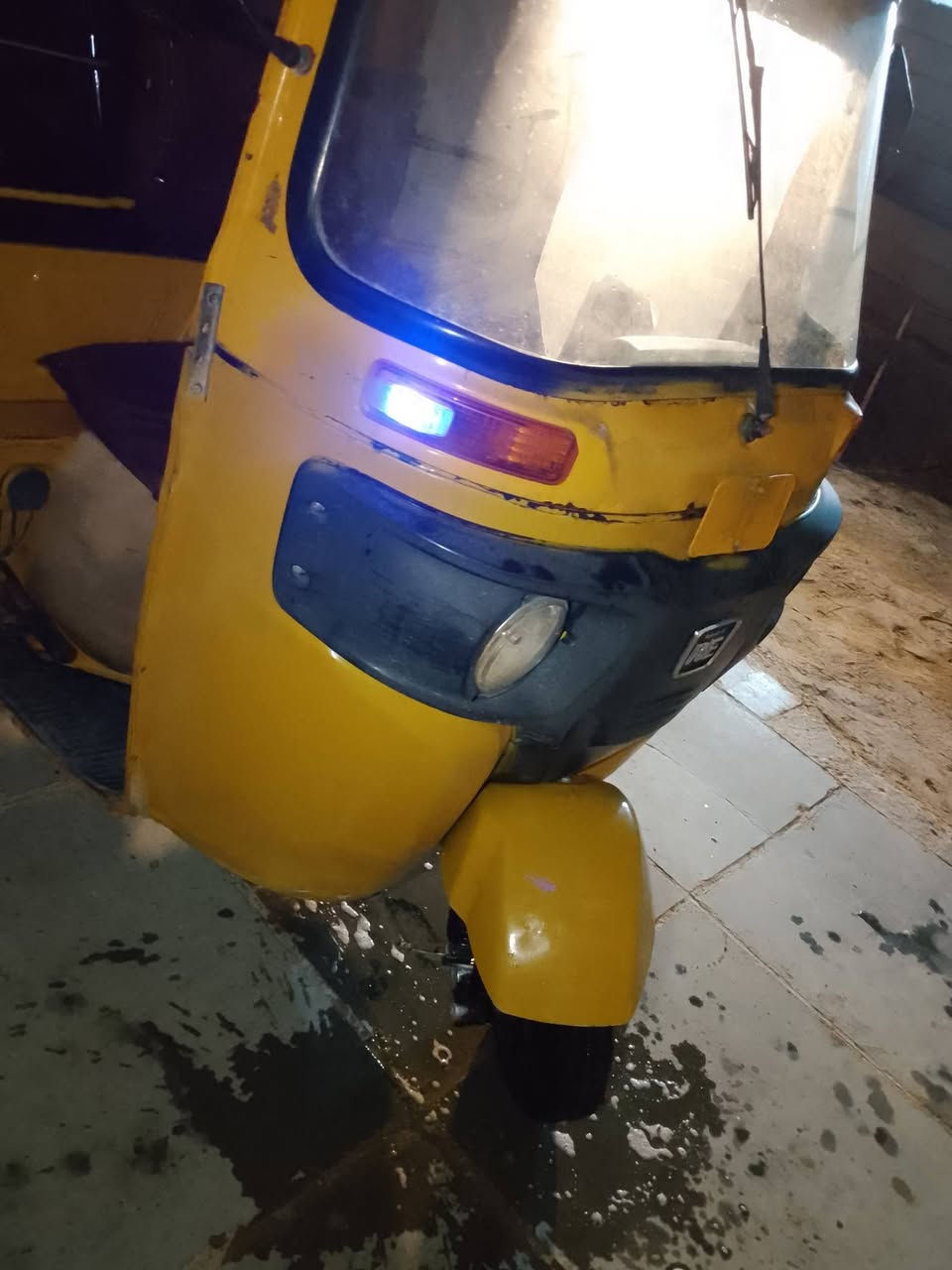 السلام عليكم تكتك موديل ٢١/٢ للبيع بيهه ضربه بل صفحه ليمنه.قليله  مصبوغه عام ***********  مكاني النهروان
