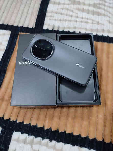 Honor Magic 7 Pro
مواصفات الجهاز 🔥
🔹 الشاشة: 6.8 بوصة | دقة 1280x2800

🔹 الكاميرا: 200MP لصور خرافية 📸

🔹 ذاكرته512 الرام: 12GB لأداء سلس ⚡

🔹 المعالج: Snapdragon 8 Elite 🚀

🔹 البطارية: 5850mAh مع شحن سلكي 100W ⚡🔋

🔹 الشحن اللاسلكي: 80W ⚡🔋

جهاز اخو جديد
مكفول من كلشي على الفحص
مستخدم قليل 
غراض كامله بدون هدايا  
ذاكرته 512 رام 12
مكفول السعر 925 قفل
مكاني نجف***********
