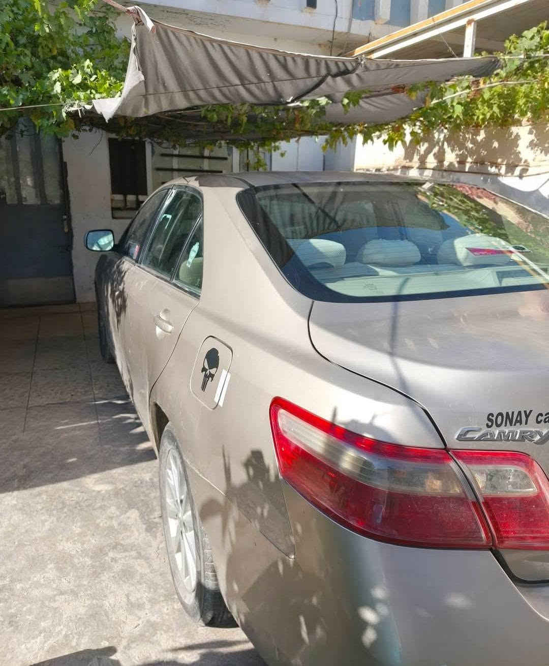 🚨 عرض - تويوتا كامري 2009 | وارد امريكي (SL)🚗
لون: صحراوي.
🛞تايرات : جديد بحاله ممتاز
🔋باتري: جديد قبل شهر
🔧 مكينه وكير : مكفولة 
⛽ بطاقه بانزين: جاهز 
📜شرط التحويل ✔️
شاشه وكامره خلفية📹 
كش امامي كهربائي⚡
لايتات زينون 💯
📍الموقع: كركوك قضاء داقوق.

💯سياره مال بيت وضررها موجودة بل سونار 👇🏻.
💰 السعر: 90 (قابل للتفاوض البسيط)
📞 للاستفسار : ***********
