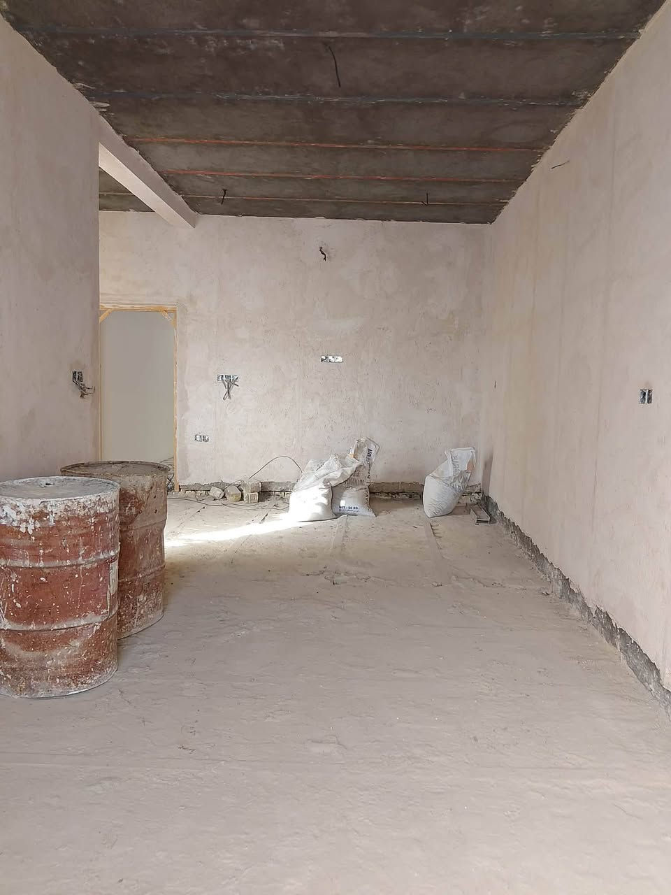 بيت في حي الحضارة المساحه ١٠٠م يحتوي على استقبال وصاله ومطبخ وغرفة نوم الطابق الثاني غرفة نوم وصاله بناء حديث وجه على ساحة خلف مدرسة العبير البيت حاليا فارغ تجي وتكعد بيه مابيه نقص
*********** واتساب
***********
