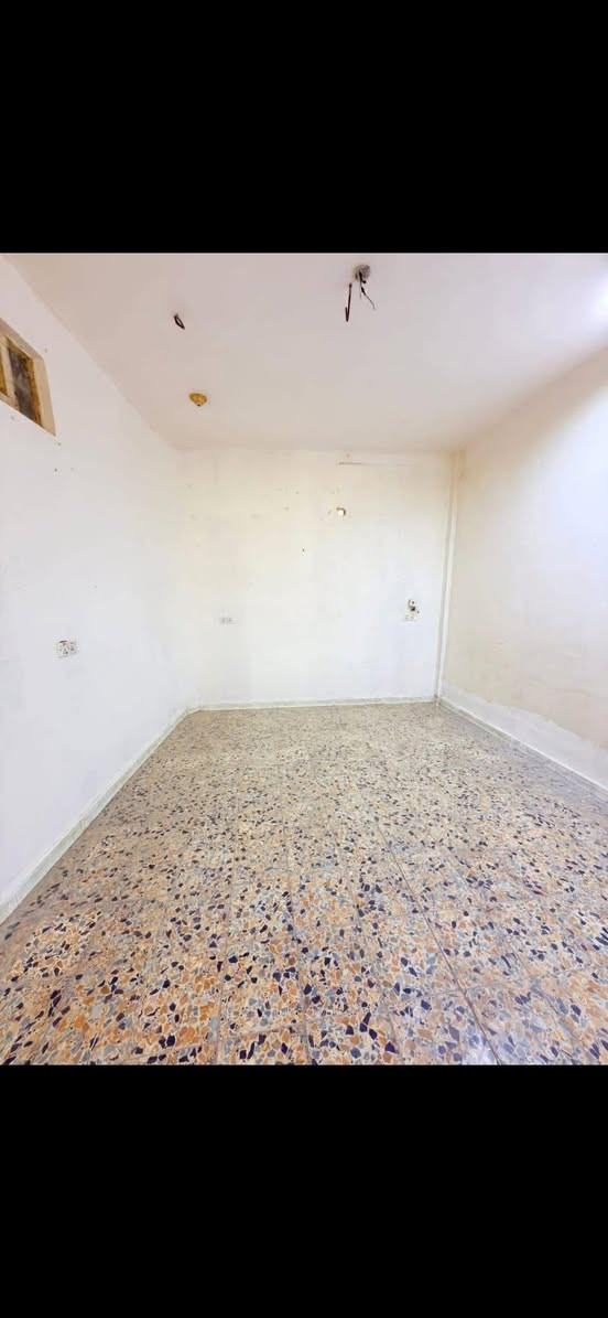 🛑مشتمل للايجار 
مساحه 100متر 
طابق واحد 2غرف نوم وكلدور واستقبال ومطبخ ومجمع صحيات 
حي الحسين قريب عله شارع السندباد 
للاتصال 
***********
مراجعة مكتب عقارات الزيتون شارع60مقابيل مدينة حمورابي مدخل حي الحسين
