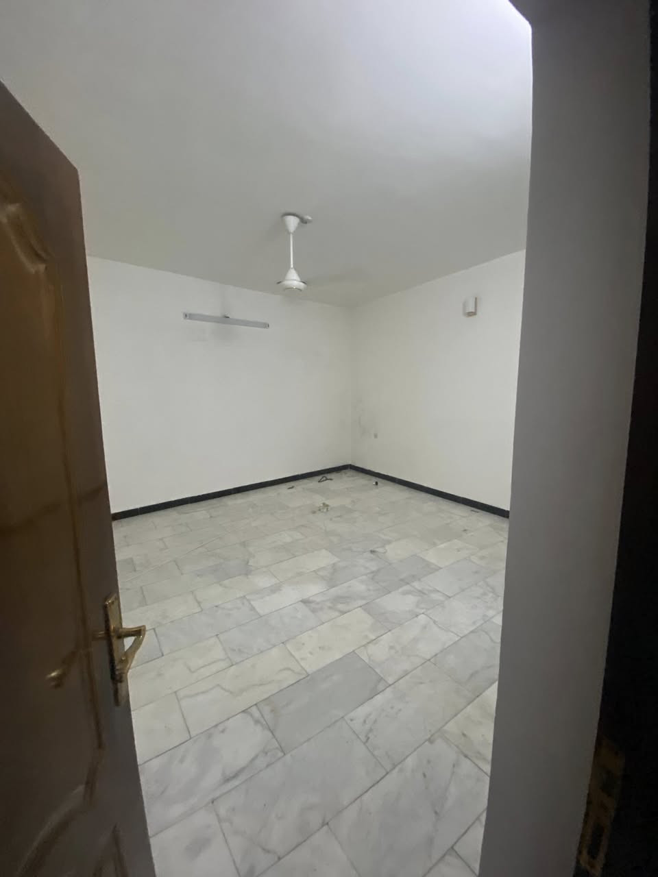 تحية طيبة
دار 🏠 مميز للإيجار 

المساحة / 110 م

العنوان / الكرادة الشرقية - قرب كنيسة مار يوسف 

المحتويات 

الطابق الأرضي / الدار مدخلين - طرمة - صالة - مطبخ - حولي - غرفة نوم - حمام 

الطابق الثاني / حولي - غرفتين نوم - حمام كبير -بيتونة كبيرة تصلح مخزن  

للاستفسار عن السعر وباقي التفاصيل يرجى الاتصال على الأرقام التالية 

***********

***********

العادل للاستثمار والتطوير العقاري
