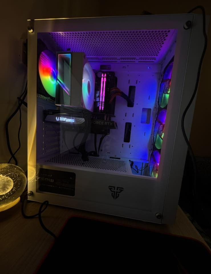 السلام عليكم 
Pc للبيع 
مرتبه وجاهزه مثل مواضحه كداكم الحاسبه استعمالها قليل الله شاهد ولو ما متوازي ما ابيع 
طبعاً الملحقات وياها كامله 
الكيبورد HAVIT Model : KB884L
الماوس Reddragon Model : WOKi M994
الشاشه HAVIT 200Hz
السماعه RAZER
ومواصفات الـPC ظاهره بالصوره كامله وواضحه 
 UPS (The Rock online) يو بي اس اونلاين 
للتواصل 
*********** فقط واتساب 🤍
