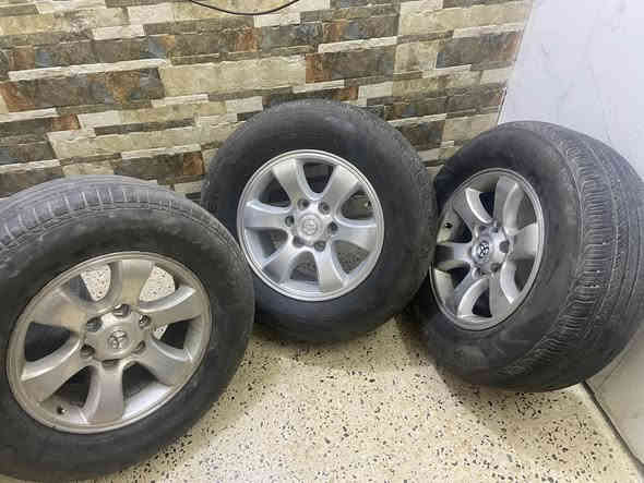 السلام عليكم 
عندي ويل كب برادو عدد ثلاثة  مع تايرات نظافة ٨٠ ٠/٠
مع كباتهم ويل رابع حديد حجم ١٧ كاملات حتى بلنص مكملهم 
للبيع قيم وأخذ بما يرضي الله
