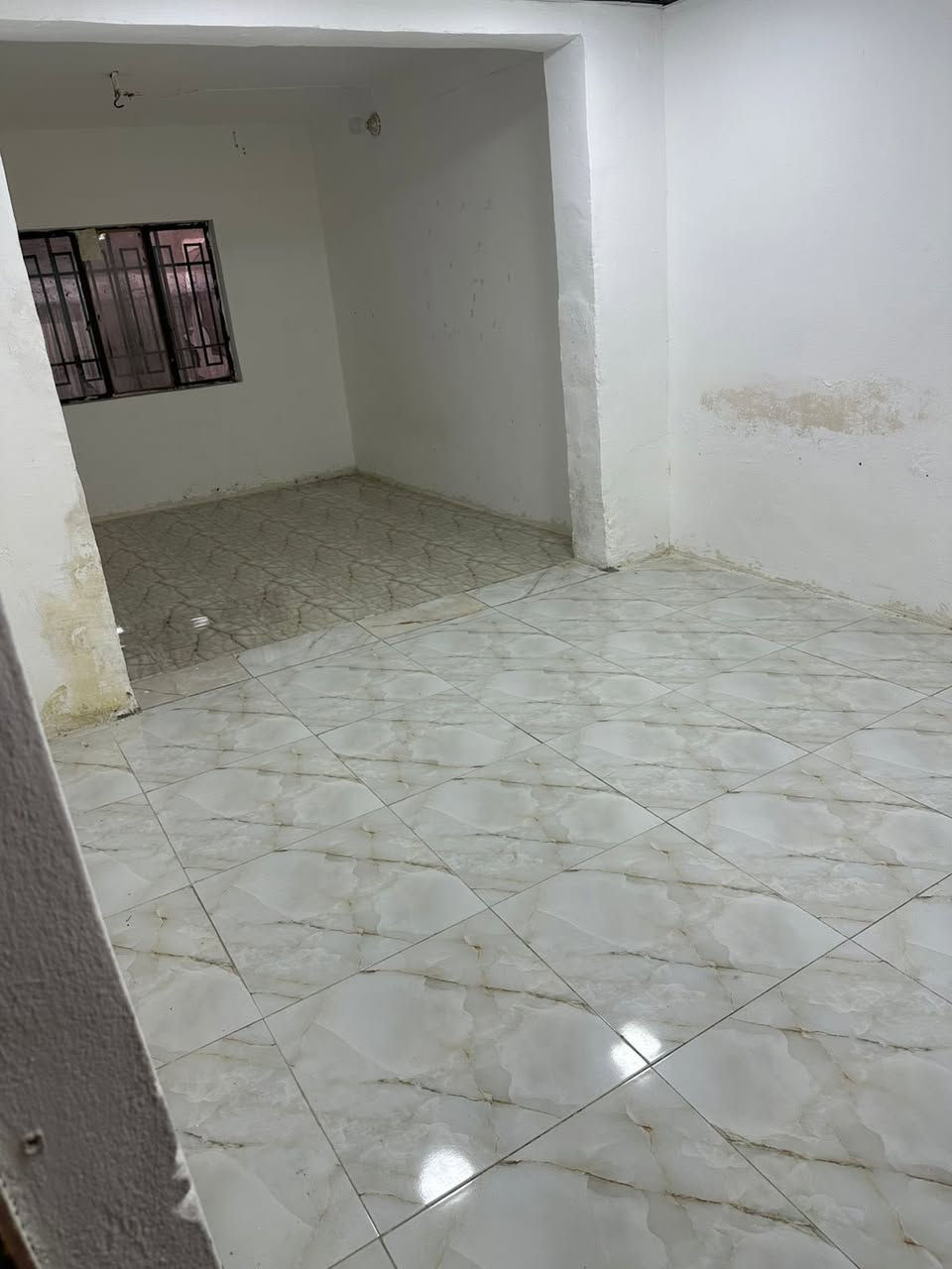 السلام عليكم…بيت كبير +مشتمل للايجار البيت متكون من خمس غرف +مطبخ وصحيات +كراج سيارة +حديقة خارجية وداخلية والمشتمل متكون من غرف عدد ٢ ومطبخ+صحيات مشتمل ارضي العنوان بداية سبعة نيسان حي المصطفى شارع التجنيد خلف المرور القديمة على الرقم ***********
