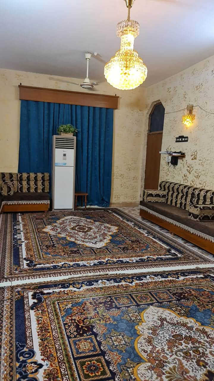 بيت في البصره حي المهندسين موقع مميز قريب على شارع الزبير بصف الركن واجهه 15 ونزال 20 ونص مساحه 308 متر ( يصلح للسكن و يصلح للاستثمار ) طابقين كراج جدا كبير في الطابق الأرضي يتضمن صحيات خارجيه وغرفتين و حمام و مطبخ و صاله و ديوان جبير جدا 10×4 الطابق الثاني بي 4 غرف كبار  وصاله وصحيات 2 ومخزن كبير السعر 390 وبي مجال***********
