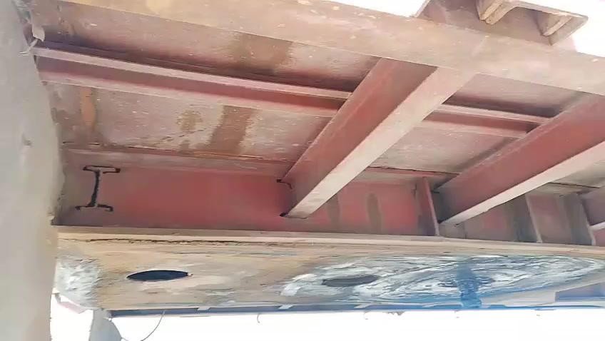 عربانه للبيع خمس محاور اثنين 14 وكلاث 13 طوله 13,70ارتفاع الجناب 190 السعر 120 ورقه للاستفسار ***********
