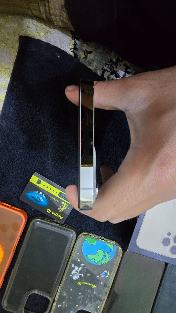 ايفون 13 برو ماكس جهاز جديد جديد بمعنا الكلمة 
بطارية 91 
ذاكرة 256
شاشه 3 خيارات
ملحقاته كاملة 
مع هديا 5 كفرات وسماعه ايربود 
جهاز ماستر اذا بي خدش تاخذة بلاش وكروتك على حسابي 

سعر 725 ..... 
عنواني بغداد ... واتساب ***********
