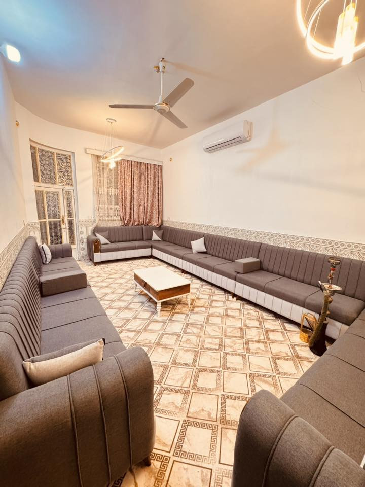 السلام عليكم
دار للبيع المساحه 160متر 8*20

البناء طابوگ

خلف اسواق يوم بيوم قريب من الشارع العام

يتكون من

استقبال +مطبخ مفتوح على الصاله+غرفت نوم نضام سويت (داخله حمام)+حمام خارجي +حديقه +كراج +منور خلف البيت

السعر70مليون يباع مع الاثاث اوبدون حسب رغبت المشتري 

مرقم بلديه ومشمول بقرار 320

قرب جداًمن الشارع العام

رقم صاحب الدار***********
