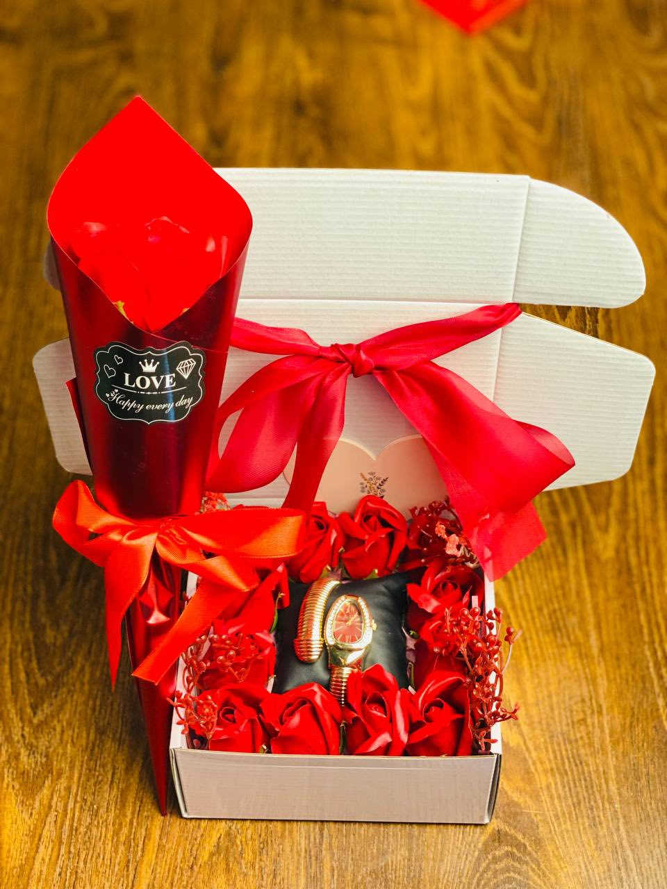 عيد الحب مو بس ورد… عيد الحب إحساس ❤️🎁
بوكس فاخر مرتب بذوق عالي، كل تفصيلة بيه تحچي حب 🌹
ورد أحمر أنيق يذوب عشق ❤️
ساعة راقية تظل ذكرى بكل وقت ⌚️
وتغليف فخم يخطف العين من أول نظرة 🎀✨

ومعاه كارت حب أنيق 💌
تكتب بيه كلمتك الخاصة، اسمك، أو رسالة من القلب توصل إحساسك بدون ما تحچي 🥹❤️
لأن الكلمة الحلوة تبقى، والذكرى تعيش 🌟

هديّة مثالية للحبيبة، للزوجة أو لشخص غالي على القلب 💕
اختيارك الصح إذا تريد هدية تفرح، تأثر، وتنعش المشاعر ❤️


**إذا كنت صاحب هذا الإعلان وتريد حذفه لأي سبب، رجاءا أرسل رسالة إلى الدعم الفني**