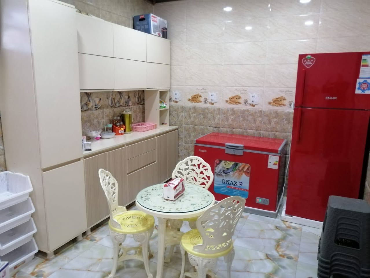 بيت للبيع طابو ملك صرف
المساحه ١٠٠ متر طابقين
مؤثث بالكامل
البيت يحتوي على غرف نوم عدد ٢
غرفه نوم في الطابق الأول مع صاله +مطبخ +استقبال +حمام 
الطابق الثاني غرفة نوم سويت حمام داخلي 

مع كراج سياره
البيت يباع مع اثاثه
مع مولد ٦٠ انبير
الاتصال على الرقم *********** العنوان ديالى بعقوبه منطقة ابو حلاوه مجاور دائرة مرور ديالى المربع الأول.. ملاحظه اتصال فقط
