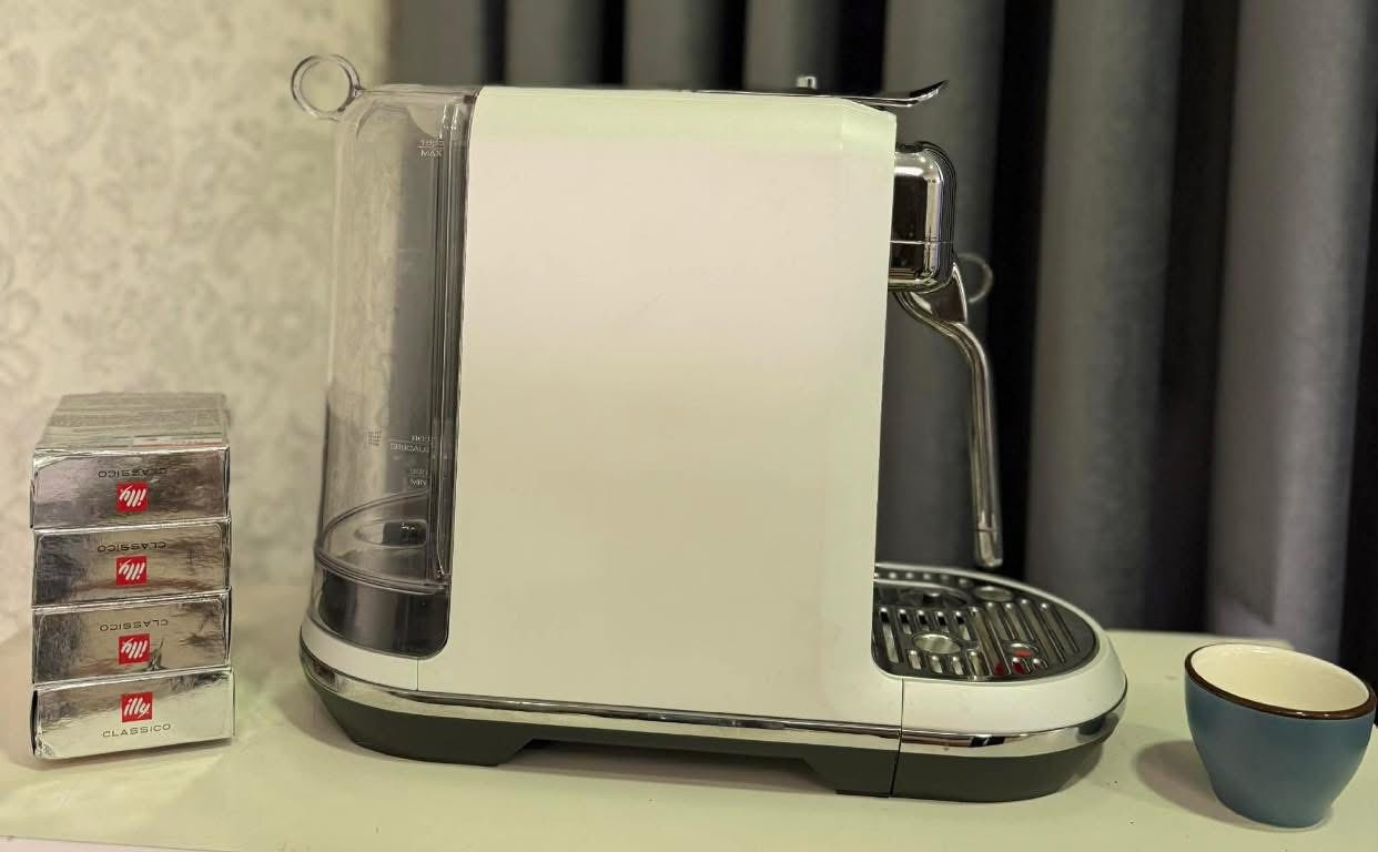 للبيع ماكينة قهوة كبسولات احترافية  
Nespresso Creatista من شركة Sage (Breville)

ماكينة مميزة جداً لعشاق القهوة، تجمع بين سهولة كبسولات نسبريسو مع تبخير حليب احترافي مثل مكائن المقاهي.

التفاصيل:
• الماركة: Sage (Breville)  
• النظام: كبسولات Nespresso Original  
• اللون: أبيض مع واجهة ستانلس ستيل لامع  
• شاشة رقمية للتحكم بالإعدادات  
• عصا تبخير حليب ستانلس ستيل احترافية  
• تحكم بدرجة حرارة الحليب  
• تحكم بدرجة رغوة الحليب  
• تنظيف ذاتي لعصا البخار بعد الاستخدام  
• خزان ماء خلفي شفاف قابل للفك والتنظيف  
• صينية تنقيط ستانلس مع مؤشر امتلاء  
• تسخين سريع جداً خلال ثواني  

المشروبات التي يمكن تحضيرها:
• Espresso  
• Lungo  
• Cappuccino  
• Latte  
• Flat White  

الحالة:
• نظافة: 98٪  
• عمل الجهاز ممتاز بدون أي مشاكل  
• الكرتون الأصلي موجود  

ماكينة عملية جداً للبيت أو المكتب وتعطيك قهوة بجودة كافيه.

للجادين فقط  
المراسلة على الخاص


**إذا كنت صاحب هذا الإعلان وتريد حذفه لأي سبب، رجاءا أرسل رسالة إلى الدعم الفني**