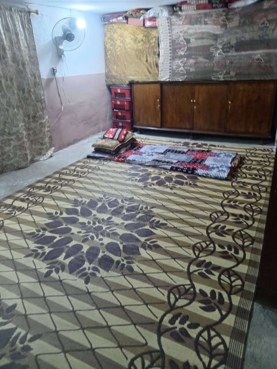 بيت للبيع مساحة 90 متر تجاوز قرب داءرة الكهرباء الخطيب 20 متر عن الشارع العام للاستفسار الاتصال ***********
