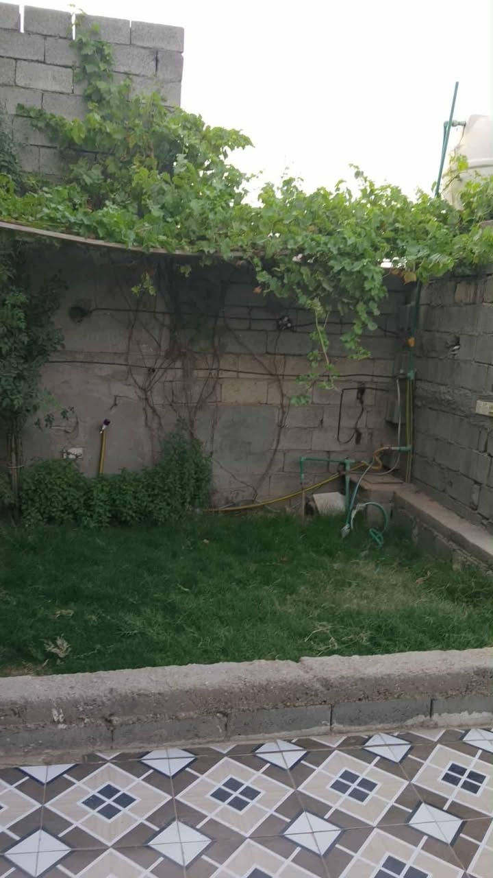 سلام عليكم 
بيت للبيع في ابو منيصير الضباط الثالثه مساحه 150متر بناء جديد يحتوي على غرف عدد 2 ومطبخ واستقبال وصاله وحمامات اثنين ومنور وترك بضهر البيت كامل نقص الارضيه فقط السعر ب85 وقابل للتفاوض مع المجال 
للتواصل ***********
واتساب.***********
