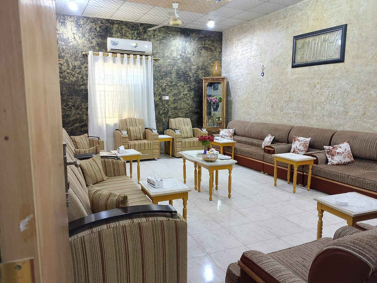 دار سكنية طابو زراعي ( بصائر ) 260 متر مربع شارع 6 متر مقابل جامع المصطفى . غرفتين نوم وديوانية وهول ومطبخ حار وبارد وصحيات داخلية عدد 2 وحمام خارجي . بناء جيد جداً . البيت كله سقوف ثانوية . الراغبين بالشراء الأتصال بمكتب سعيد الدوسري للعقار . هيت شارع المعارض . ***********
