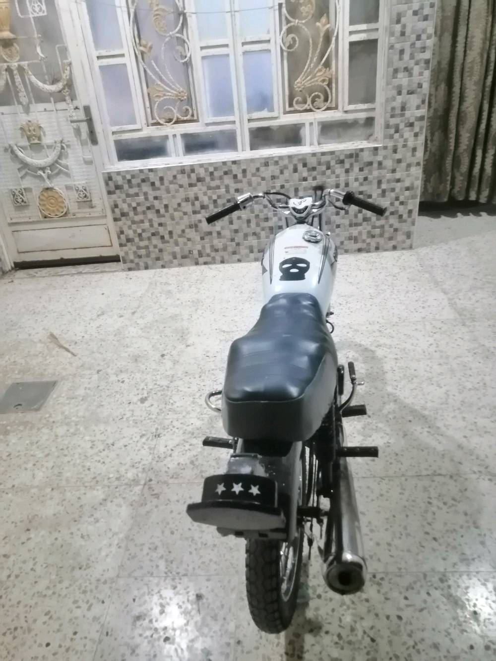 دراجة نارية دايون بحالة ممتازة، بيضاء اللون مع تصميم أنيق للمقعد. مثالية للتنقل داخل المدينة، وقوية في الأداء. السعر معقول وقابل للتفاوض.