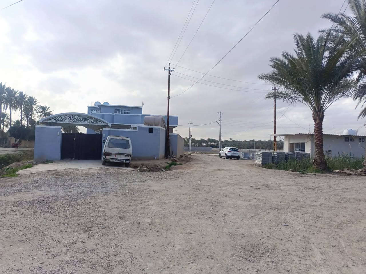 بسم الله الرحمن الرحيم
على بركة الله تم العمل بانشاء المقرنص في الشوارع الخاصه بمجمع الحمداني 
اغتنم الفرصه وسارع باستثمار شراء قطعه في موقع مميز متوفره كل الخدمات 
مجمع الحمداني الانسب والاجمل 
ماء 
كهرباء اناره ذكيه
شوارع مقرنص اجمل من التبليط
ملك صرف زراعي ٢٥ + اقرار كاتب عدل
يبعد عن الشارع العام ٥٠م
الاسعار مناسبه حاليا
تبداء من ١٤ مليون  الى ٢٠ مليون  حسب القرب 
علما القطع مقسمه ٢٠٠م
العنوان الخالص نهاية شارع الجنسيه 
جديدة الاغوات 
للاستفسار  مع ابو عراق
***********
***********
