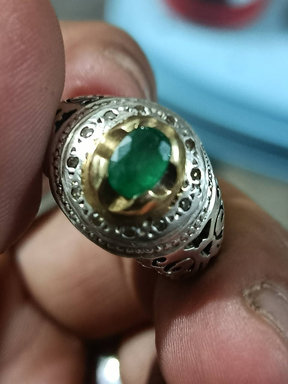 زمرد زانبي  طبيعي  مطعم الماس
12 ماسه 
صياغه موحد  مختوم. 
وزن 15 غرام 
شبابي قياس 24  
***********
السعر 125 الف  سعر ثابت 
بغداد / الامين الثانيه
