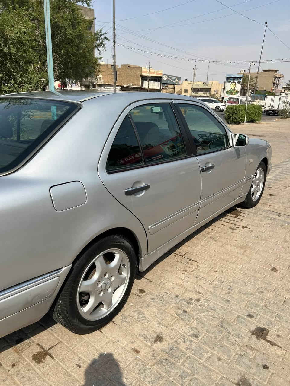 سلام عليكم مارسدسE320 خراطيم ١٩٩٧
ام عيون لون رصاصي وارد ياباني بدون فتحه غرفه مخمل جديده تحكم كهربائي كامل كشنات وجام مري شفط. 
رقم بغداد باسمي سياره كلشي عل بلاد صبغ بل خارج عام 
بيه بارد مثل ماموضح بل صوره جاملغ خلفي ع حطته تجوه خلفيه جراره طبيه مكينه جديده لوك كير مكفول شواصي لغود مكفوله تايرات جدد مناقصه ايشي السياره كامله مكاني بغداد ***********سعر ٨٨

