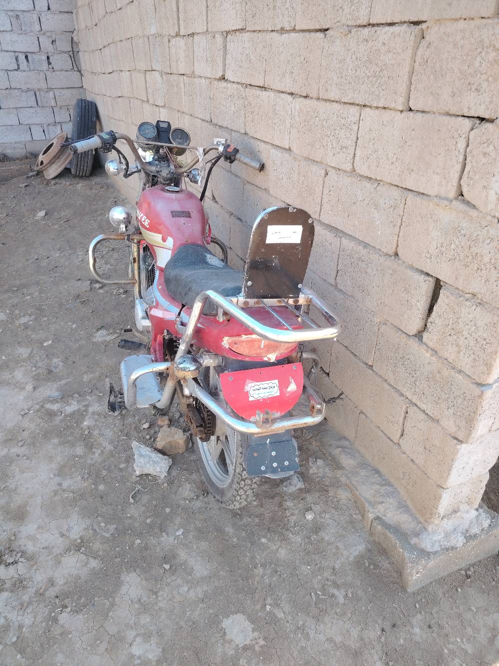 دراجة نارية حمراء للبيع، الموديل موضح في الصور. الدراجة بحالة جيدة، ومجهزة بمحرك لرحلات يومية مريحة. تحتوي على جميع الإكسسوارات الأساسية وتحتاج لصيانة بسيطة فقط. السعر قابل للتفاوض.