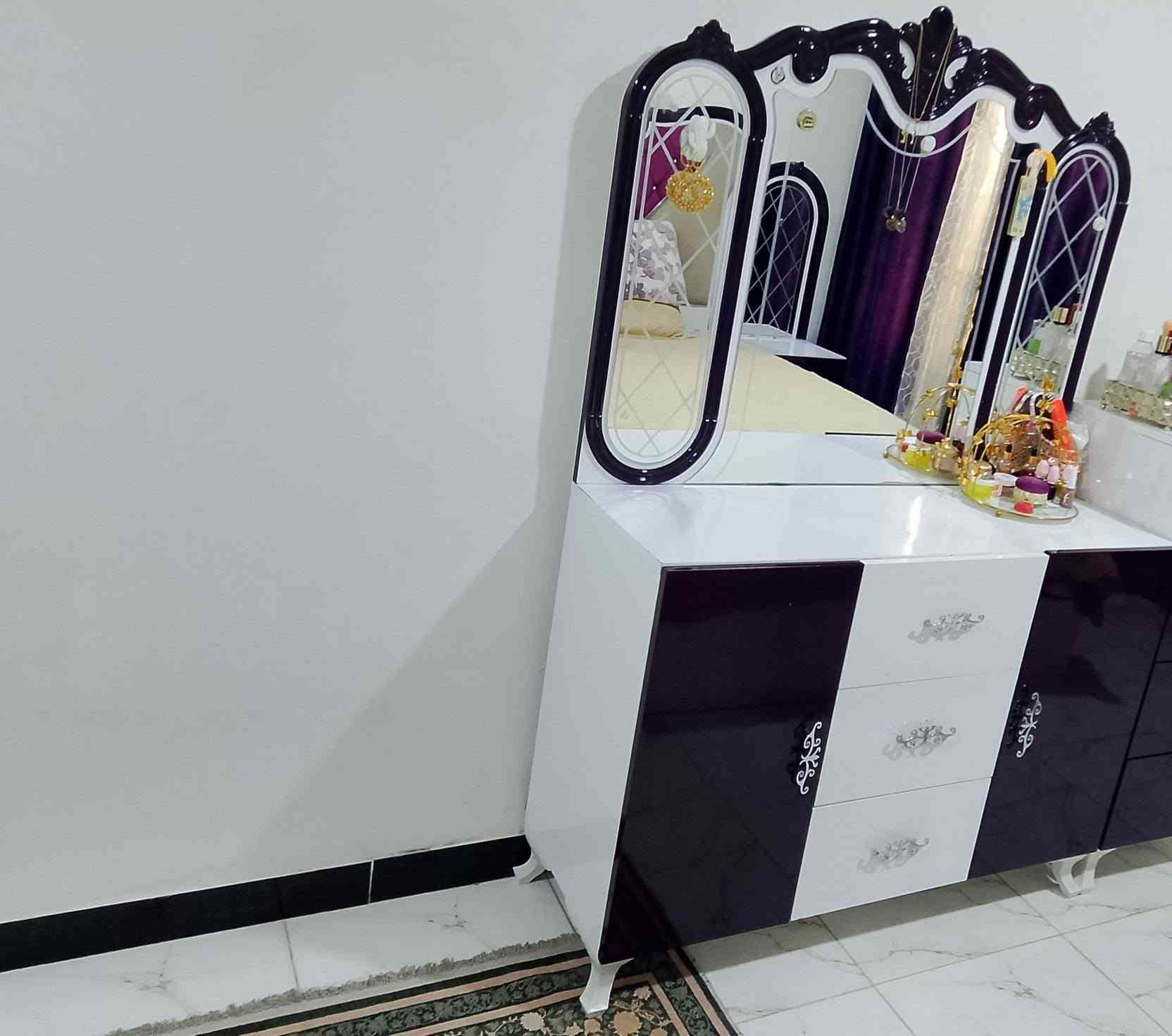 جرباية مع ميز مراية للبيع 
ب150 
***********
