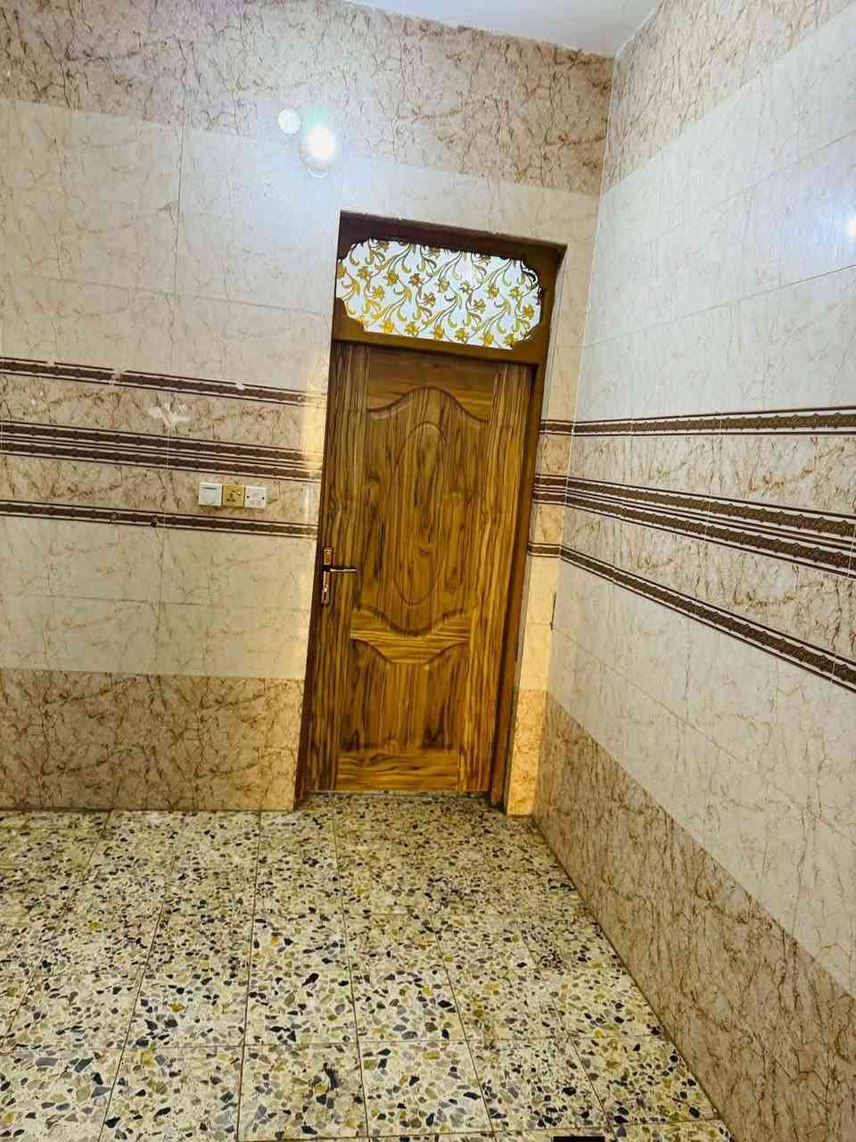 بسم الله الرحمن الرحيم بيت للايجار المساحه 100 متر حي النداء شارع مجمع بيتي عمود 54 بشارع 60 قرب المعسكر يحتوي على غرفه +صاله+مطبخ+استقبال+حمامات خارجيه وداخليه بناء طابوك اساس وسقف صب كونكريت يحتوي على سخان +تانكي سعر الايجار 250 للاستفسار ***********
