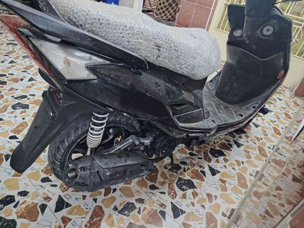 دراجة للبيع كايمكو فول نضافة 400 وبي مجال  دبلين كيجات لايت زنون كهربائيات كله شغال المكان شارع ٢٠
***********
