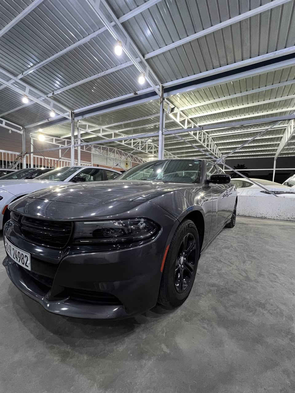 تشارجر SXT 2023 فئة الدخول العملية من السيارة الرياضية الشهيرة، وتجمع بين الأداء الاقتصادي والمساحة العائلية. تأتي بمحرك V6 سعة 3.6 لتر يولد 292 حصاناً، وتتميز بناقل حركة أوتوماتيكي من 8 سرعات، ونظام دفع خلفي المواصفات الفنية والأداءالمحرك: 6 سلندر (V6) بسعة 3.6 لتر.القوة: 292 حصاناً.عزم الدوران: 353 نيوتن متر.ناقل الحركة: أوتوماتيكي من 8 سرعات (TorqueFlite).نظام الدفع: دفع خلفي (RWD).التسارع: تنطلق من 0 إلى 100 كم/س في غضون 6.4 ثانية.استهلاك الوقود: اقتصادي نسبياً، حيث تستهلك حوالي 12.38 لتراً لكل 100 كم داخل المدينة، وتصل إلى ما يقارب 7.8 لتر لكل 100 كم على الطرقات السريعة شاشة المعلومات والترفيه: شاشة لمس قياس 7 بوصات أو 8.4 بوصات تدعم تطبيقات أبل كاربلاي (Apple CarPlay) وأندرويد أوتو (Android Auto).نظام الصوت: نظام قياسي مكون من 6 مكبرات صوت مع إمكانية الترقية لنظام Alpine الفاخر.الراحة والتكييف: نظام تكييف هواء أوتوماتيكي ثنائي المنطقة مع فتحات تهوية للمقاعد الخلفية.المقاعد: مقاعد قماشية عالية الجودة مع إمكانية التعديل الكهربائي لمقعد السائق، وتتوفر فئات أخرى بمقاعد جلدية.السلامة وأنظمة المساعدة: نظام تثبيت السرعة، كاميرا للرؤية الخلفية مع حساسات، نظام مراقبة ضغط الإطارات، ومساعد صعود المرتفعات.التشغيل: نظام الدخول الذكي (بصمة) مع تشغيل المحرك عن بُعد.

ملاحظه سياره حادثه بنيد جملغ بنيد 
ماشيه 54ميل سعره 250
رقمي *********** 

***********
