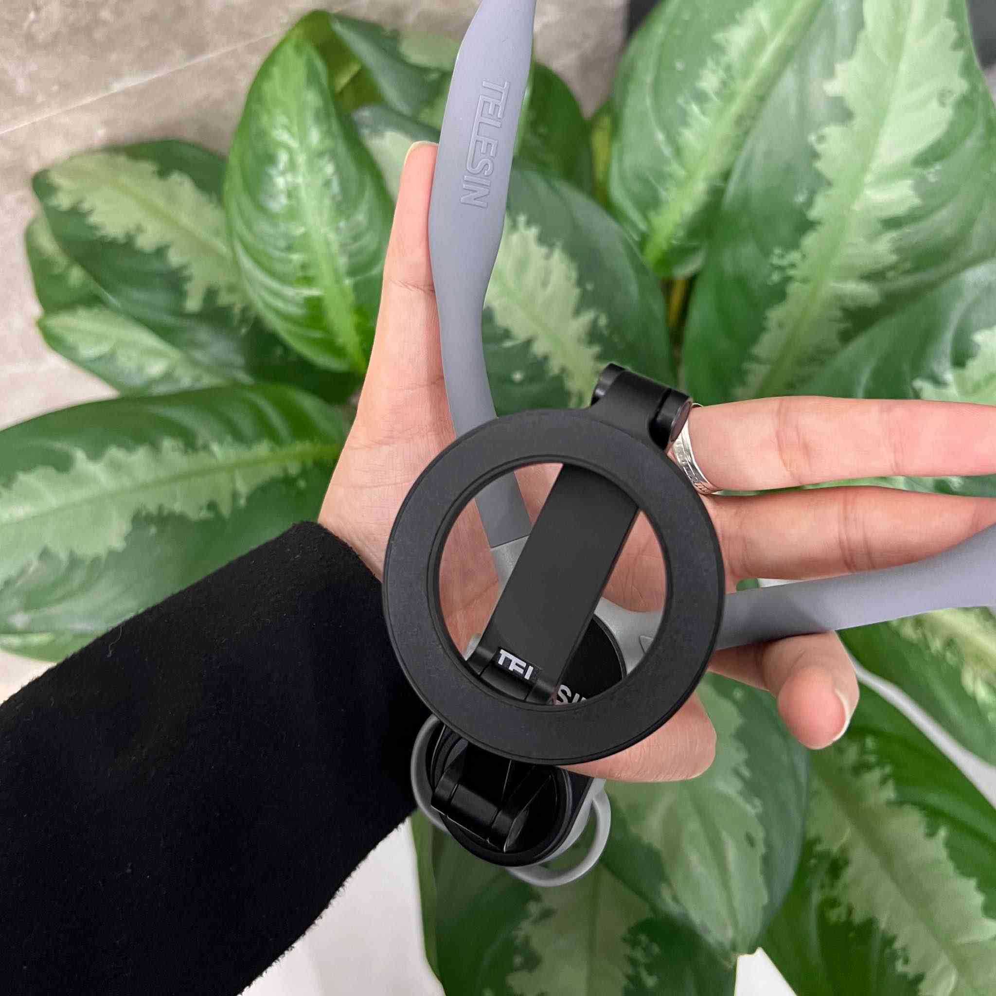 📱 حامل هاتف مغناطيسي للرقبة (MNM-001)

حامل عملي يثبت حول الرقبة ويخليك تستخدم الموبايل بدون استخدام اليدين – مثالي للتصوير، مشاهدة الفيديو أو استخدام الهاتف أثناء الحركة.

المميزات:
• تثبيت مغناطيسي قوي للهاتف  
• تصميم يُلبس حول الرقبة لراحة أكبر  
• مناسب لتصوير المحتوى ومشاهدة الفيديو  
• خفيف الوزن ومريح للاستخدام الطويل  
• قابل للتعديل ليناسب جميع الأعناق  
• سهل الحمل والتخزين  

📱 متوافق مع الهواتف التي تدعم المغناطيس أو الحلقة المغناطيسية.

للطلب والاستفسار راسلونا على الخاص 📩 بغداد, العراق


**إذا كنت صاحب هذا الإعلان وتريد حذفه لأي سبب، رجاءا أرسل رسالة إلى الدعم الفني**