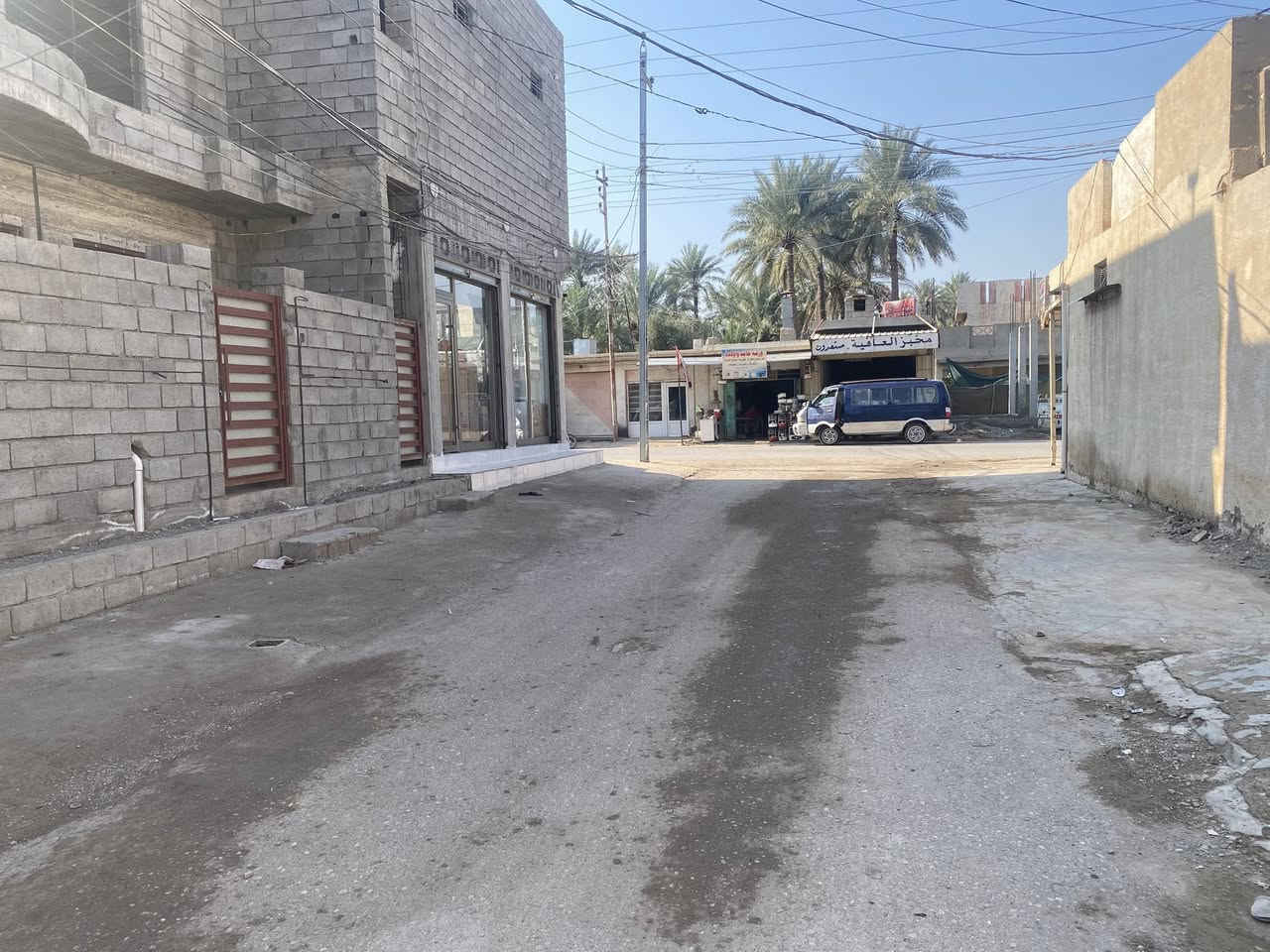 السلام عليكم هيكل للبيع طابو زراعي
بمساحة 100 متر مربع وموقع مناسب ومميز 

المواصفات 
أساس الارضية رفت 60 س حصرتين شيش 
بناء بلوك درجة اولى
يحتوي الدار على استقبال ومطبخ مع الصالة 
مع غرفتين نوم وحدة في الطابق الاول والثانية في الطابق الثاني 
البيت مأسس كهرباء مجاري ماء 
باقي بس التقفيلات الاخيرة 

البيت بصف الركن يعني قريب من الشارع 
فرع البيت عريض وحلو تبليط. خدمات كاملة 
يوجد بالقرب من البيت سوق كامل مع وجود مدارس قريبة
يعني كلشي متوفر بهذا المكان 

الموقع 
بعقوبة ، منطقة السادة شارع السادة الرئيسي  خلف جمعية ضي الكمر وبالقرب من اسواق حجي هادي 

السعر المطلوب 65 مليون وبي مجال بسيط 
للاستفسار اكثر الاتصال *********** او مراجعة 
مكتبنا في منطقة السادة
