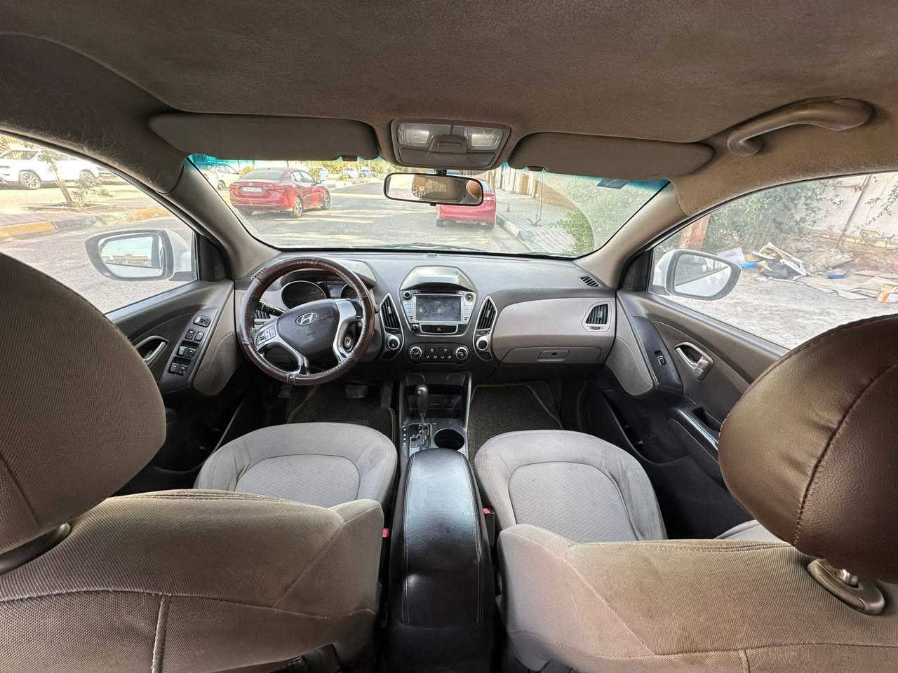 السلام عليكم *********** للبيع توكسن السعر ١٢٥ خليجي موديل ٢٠١٣ مكفوله من لضربه ولتبديل مكينه وكير وحداديه محرك ٢٤٠٠ دوش بحاله ممتازه جدا بيه صبغ ٣ قطع اثر شخوط فقط رقم بغداد انكليزي باسمي سنويه وهزه جديده لسياره في كربلاء
