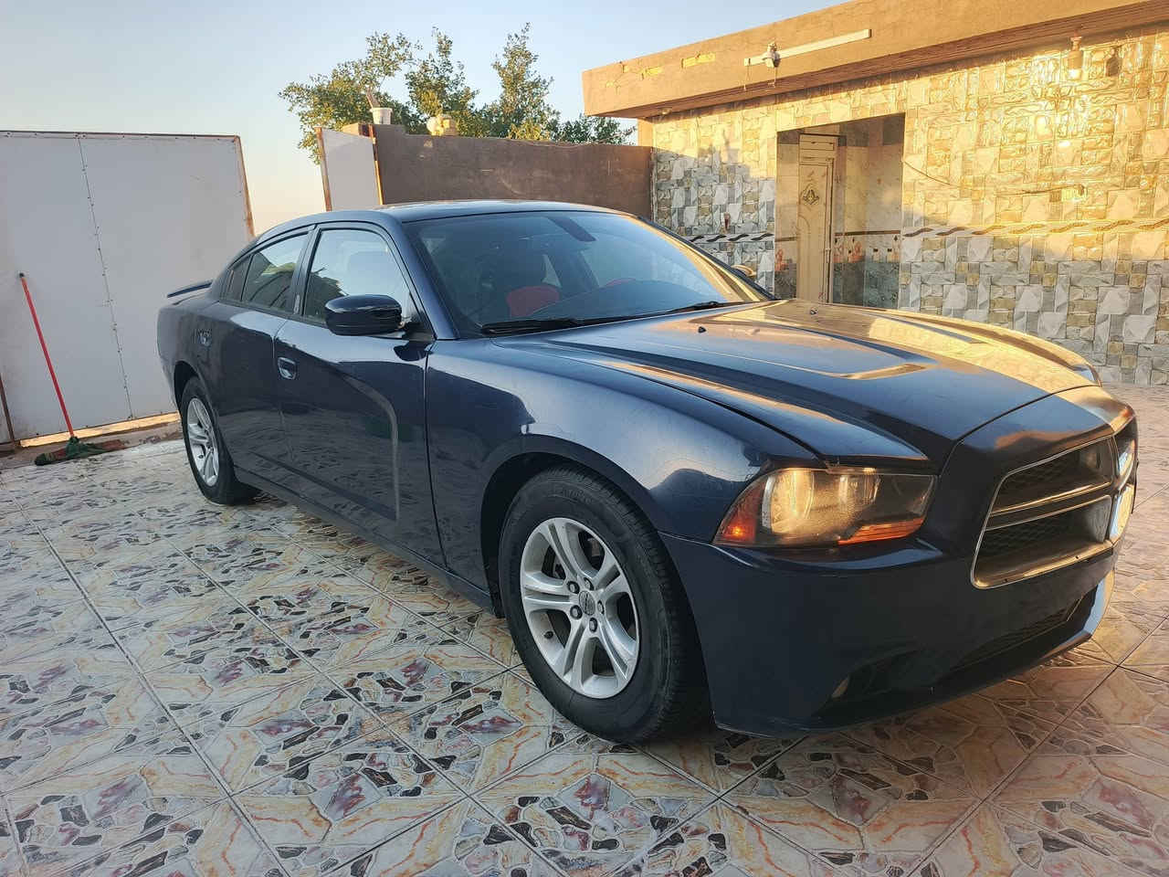 شارجر موديل 2014  اصل رقم بغداد حره تحويل ثاني يوم سنويه مجدده 27 مشروع وطني وارد امريكي ضربته موضحه بل صور بيه جاملغ امامي  صبغ وجاملغ الخلفي صبغ فقط والباقي كفاله عامه من الضربه القويه وتبديل والكص والعيب الشرعي مكينه 6 سلندر وكير وحداديه وتخم تايرات واكسن كله مكفول سياره جاهزه مال جناي بمعنه الكلمه مواصفات تحكم ستيرن شاره بل مرايه شاشه كبيره كامره دسك خلفي وأمامي ويل كب مكان سياره ناصريه سعر 135 بيه مجال قليل رقم الهاتف ‏‪***********‬‏ أنه مكلف بل نشر خابر راعيه بيك خير وتدلل
