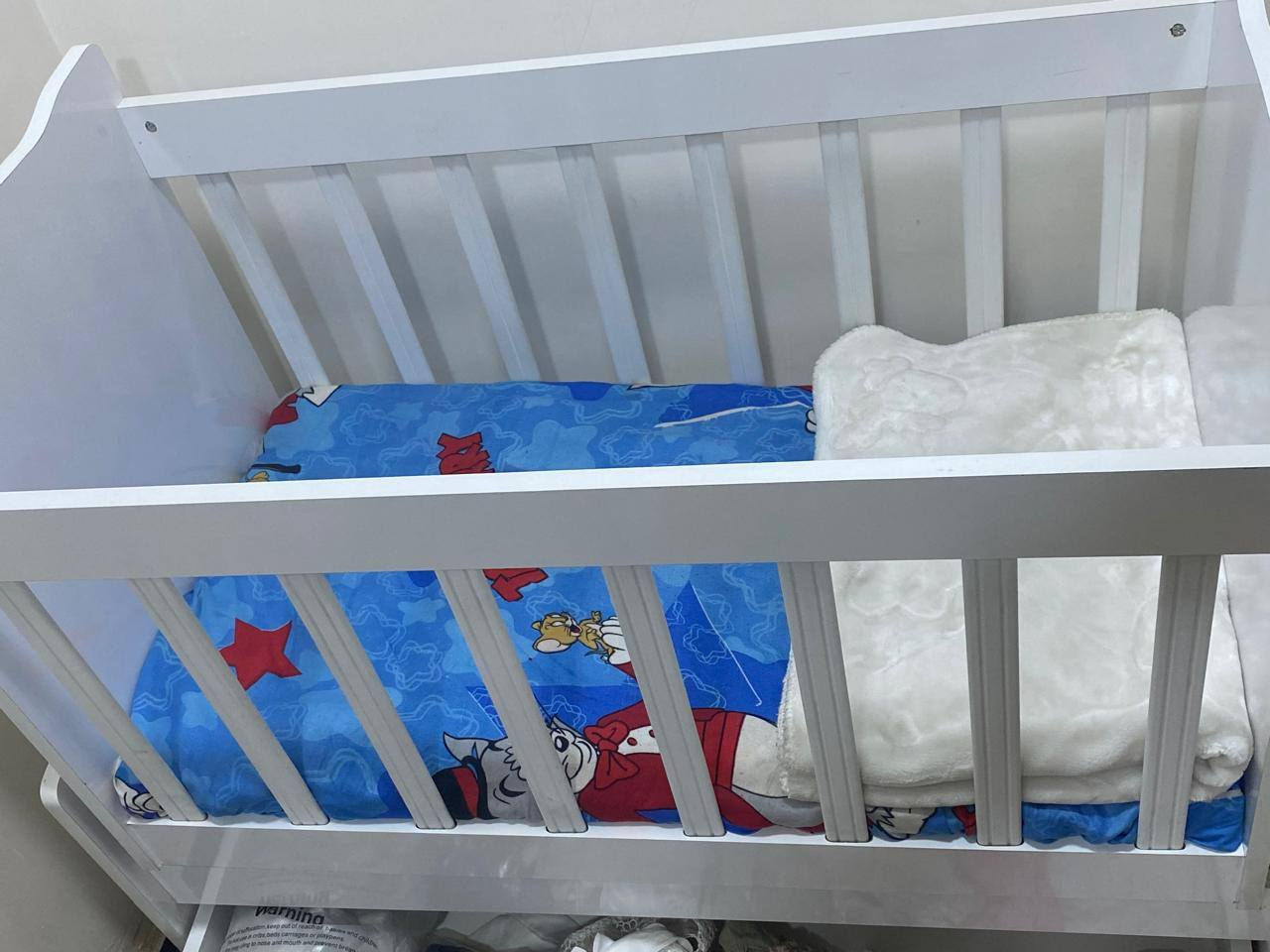 سرير طفل يكفي عمر سنتين وكاروك مع الدواشك مالتهم مع فراش إضافي كلهم ب١٠٠ العنوان الدورة للتواصل الاتصال ***********
