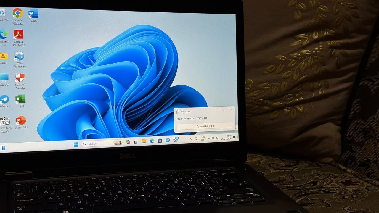 لابتوب دل للبيع  السعر 600وبيه مجال
المواصفات⬇️

كيبورد ضوئي

المعالج (CPU): Intel Core i7-8850H (الجيل الثامن فئة H القوية جداً بالأداء، مو الفئة العادية).
الرام(16GB) سعه ممتازه تضمن سرعك الجهاز مع البرامح الثقيله

كارت الشاشة الخارجي (المنفصل): NVIDIA GeForce MX130 بذاكرة 2GB VRAM (يفيد بالألعاب وبرامج التصميم والهندسة).
• كارت الشاشة الداخلي: Intel UHD Graphics 630.

الجهاز يحتوي على 12 نواتج معالجة (12 CPUs)، يعني ممتاز جداً لبرامج الرندر والمونتاج والهندسة.
حجم الهارد (256GB SSD)
الشحن يدوم 5 ساعات 
النضافه‎%‎100


**إذا كنت صاحب هذا الإعلان وتريد حذفه لأي سبب، رجاءا أرسل رسالة إلى الدعم الفني**