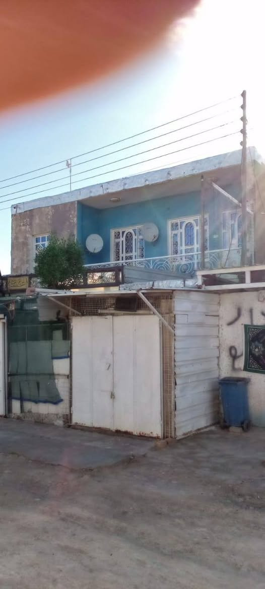 بيت للبيع في حي الرحمه الأول محافظة ميسان طريق الطيب مية متر مربع عشره في عشره طابقين الطابق العلوي غرفتين مع بالكونه الطابق الأرضي غرفتين وصاله كبيره وديوانيه وأسواق وصحيات ومطبخ حار ومطبخ بارد
للتواصل على الرقم  ( ***********  ) بيه واتساب
