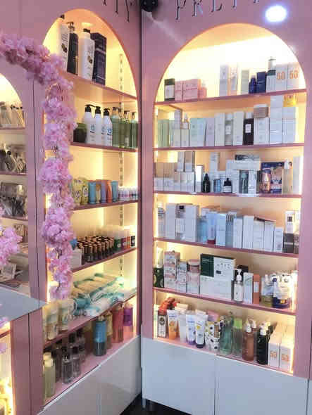 السلام عليكم 
كوزمتك جاهز للبيع
مول الجادرية - القرية
المساحة 15 متر
المحل جاهز من ديكور و بضاعة و سستم محاسبة و منظومة كاميرات 
البيع يشمل الديكور و البضاعة و التأسيس
و المحل ايجار شهري 1.4 مليون
للتواصل ***********
