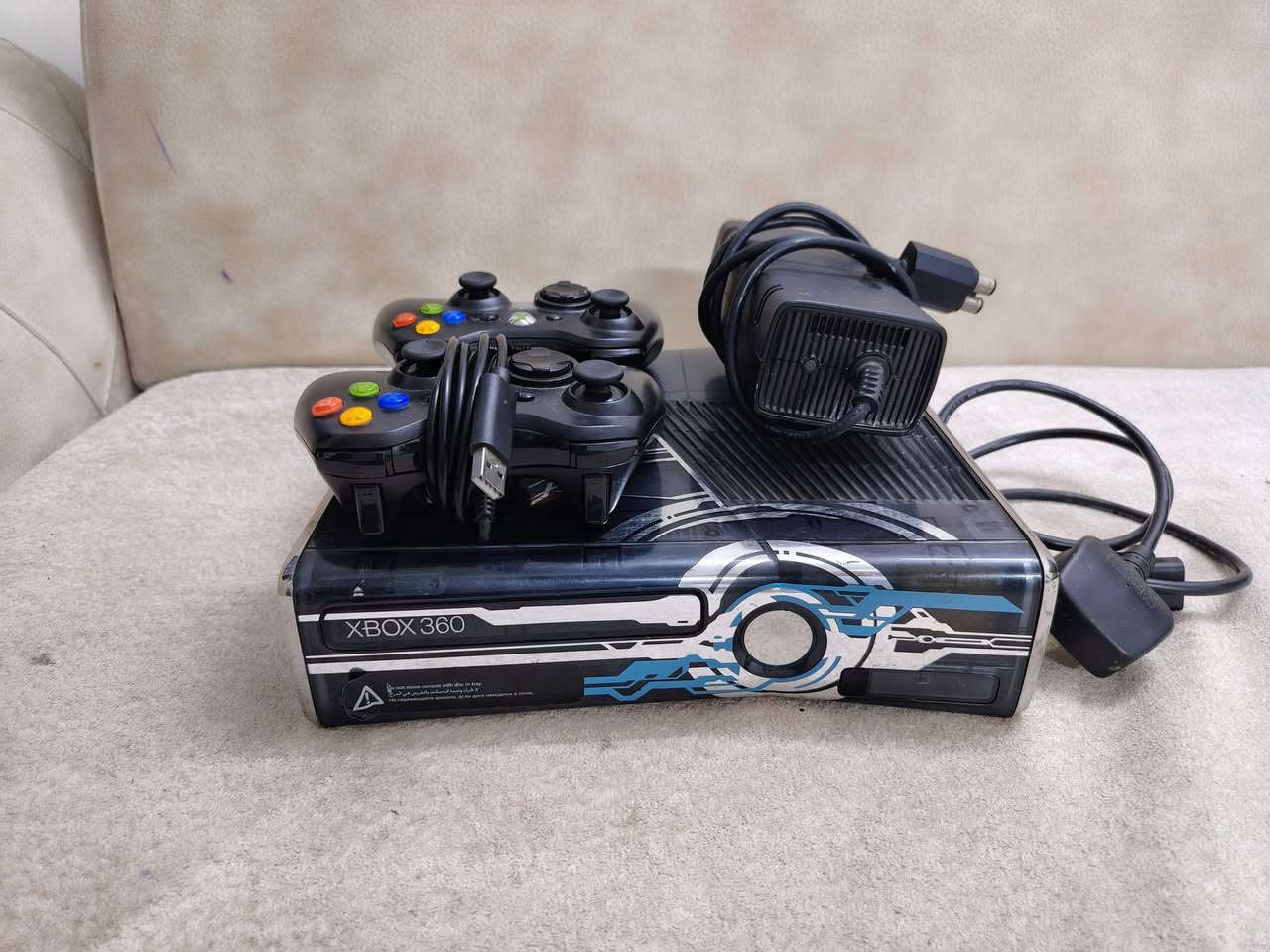 اكس بوكس 360 سلم للبيع

الهارد 250 كيكا 
العاب عدد 137 لعبة
GTA مهكر 
يدات عدد 2

نظافة كدامكم اي عيب مابي الشراي يتصل
***********

مكاني كركوك حي العسكري
