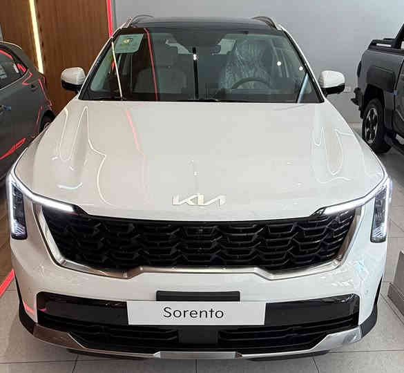 سلام عليكم سورنتو 2025 خليجي زيرو 
ضمان شركة الدولية العراقية
ضمان 5 سنوات او 100 الف
صيانة مجانية لمدة سنتين او 40 الف
سنة خدمة مساعدة على الطريق مجانية
6 سلندر محرك 3500 كير 8 سرعات 
متوفر الوان ابيض واخضر ورمادي
متوفر سقف حديد او بانوراما
(مواصفات) 
بصمة دخول ذكي تشغيل عن بعد
تقديم وترجيع بالريموت
شاشة متصل وتدعم نظام ابل كار بلي وايرلس، كير ماوس
7 مقاعد مخمل ثلاث قطع تبريد
4 كامرات امامية خلفية جانبية
ويل كب  حجم 20 ، داتا شو كراسي الامامية كهرباء
حساس امامي، خلفي، صندوق كهرباء
نظام توقف خلفي عند الرجوع ورادار جانبي
اشاير بالمري ومراة قابلة للطي كهربائيا
الانارة الامامية LED،  الانارة خلفية LED
هندبريك كهرباء، اوتو هولد 
4 انطمة قيادة، بردات خلفية 
مانع انحدار، مانع انزلاق 
تحكم تبريد خلفي منفصل 
للأستفسار الاتصال 
***********
***********
