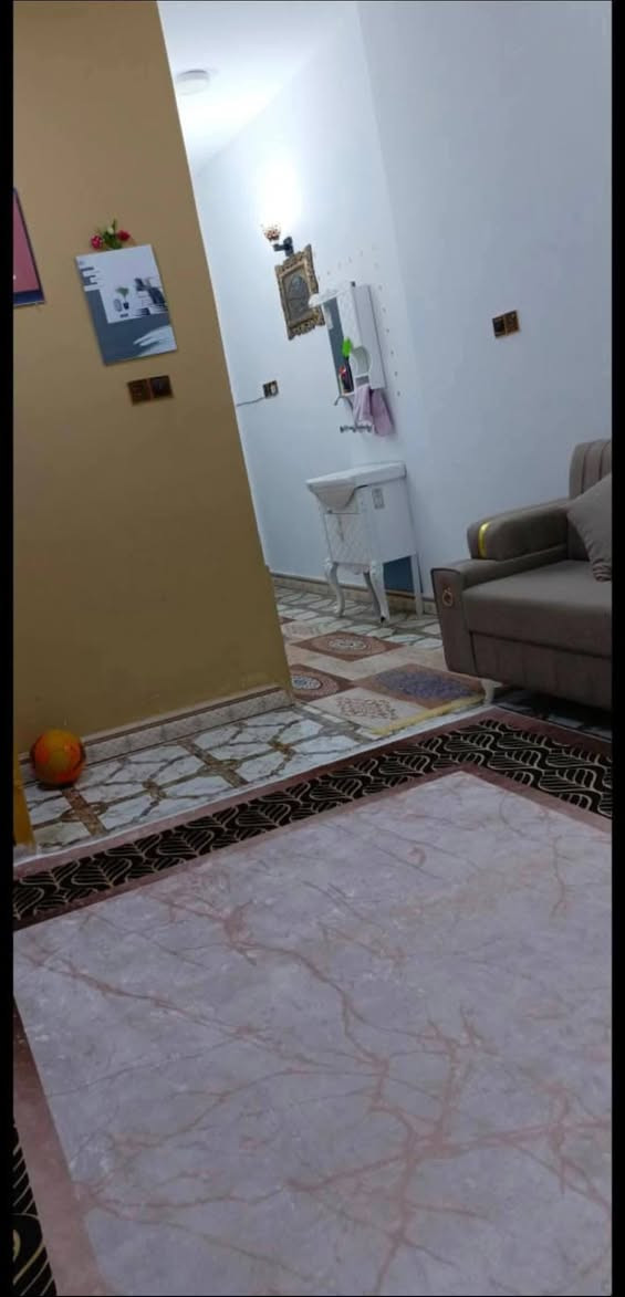 ياالله 
بيت خلفي للبيع بشهداء 
طابق ونص مساحه100م 
بناء حديث2022عكاده السعر٨٩قفل
للاستفسار وتساب وبخدمتكم ***********
