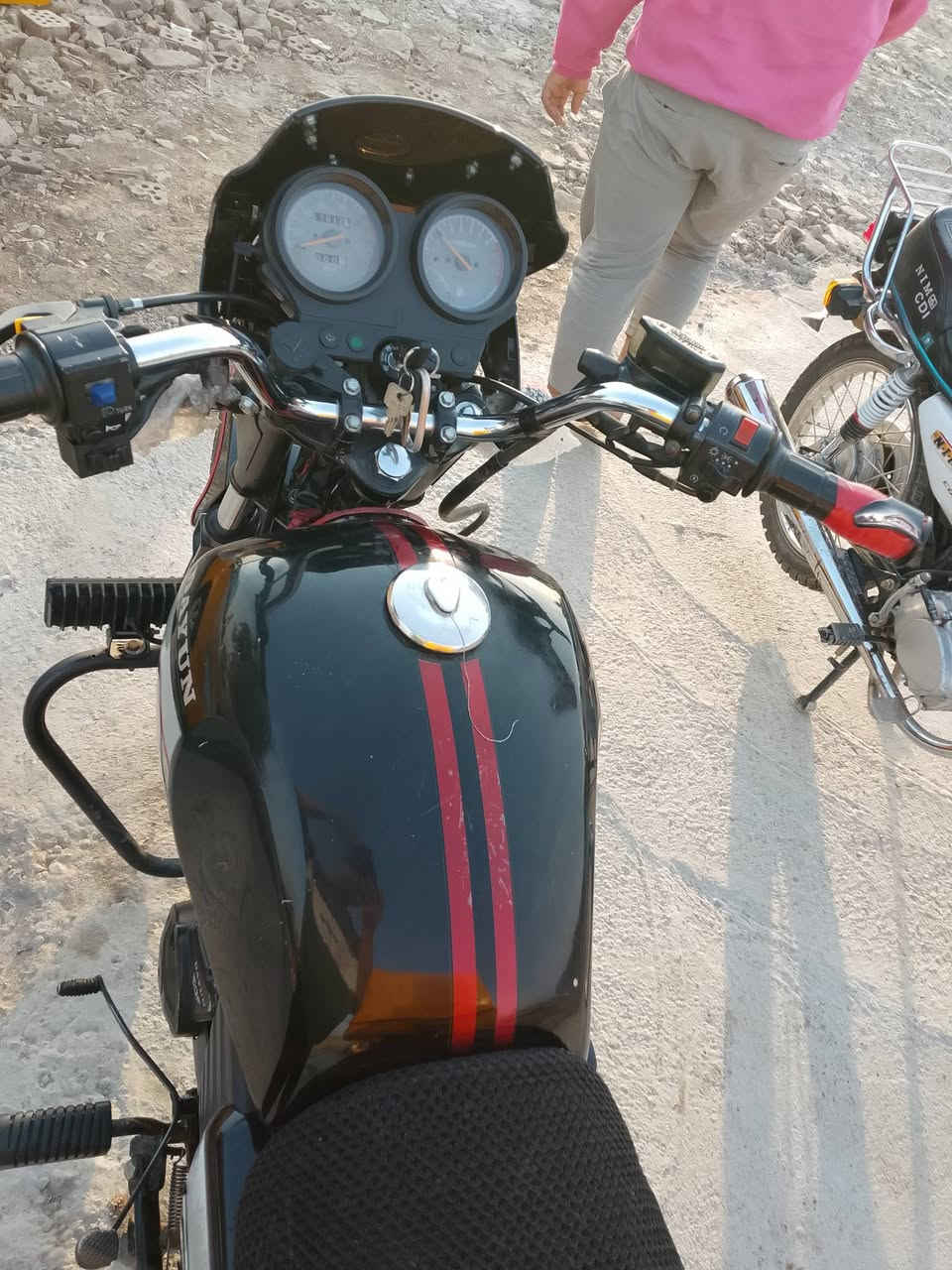 سلام عليكم دايوان البيع موديل 2021 اوارق اصولي نقص وره وحده مال معرض  مبدل مكينه جديده 200cc سويج سجينه الدراجه ماناقصه اي برغي وجيب فيتر مضبوط وتعال الدراجه كفاله عامه من البرغي البرغي ودهن كل10ايام ميكي مولي الاصلي ودراجه مال جناي 
تايرات جدد كوبلنات جدد  وبجم كامل جديد و بكره خلفيه 35 وامامي 17 يعني معدل 130ورونك 7.5 مكاني بسمايه 
***********
