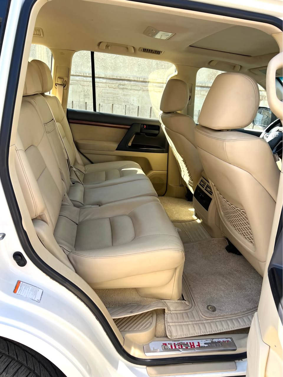 تويوتا لاندكروز 2017 GXR خليجي SAS
___________________________ 
محرك حجم V8 4600
حساسات امامي خلفي
بصمه وتشغيل عن بعد 
مثبت سرعة دبل ماوس 
سلايت و 8 ايرباك
لايت زنون اسود
كشنات جلد وكهرباء 
علامه لاندكروز ليزريه بالبيبان 
بيه بارد بالباب الخلفي والصندوق وممبين 
السياره ماشيه 187000 الف KM
السياره جديده ومابيه اي نقص من كافه النواحي 
السعر 48000
***********
*********** بغداد, العراق

