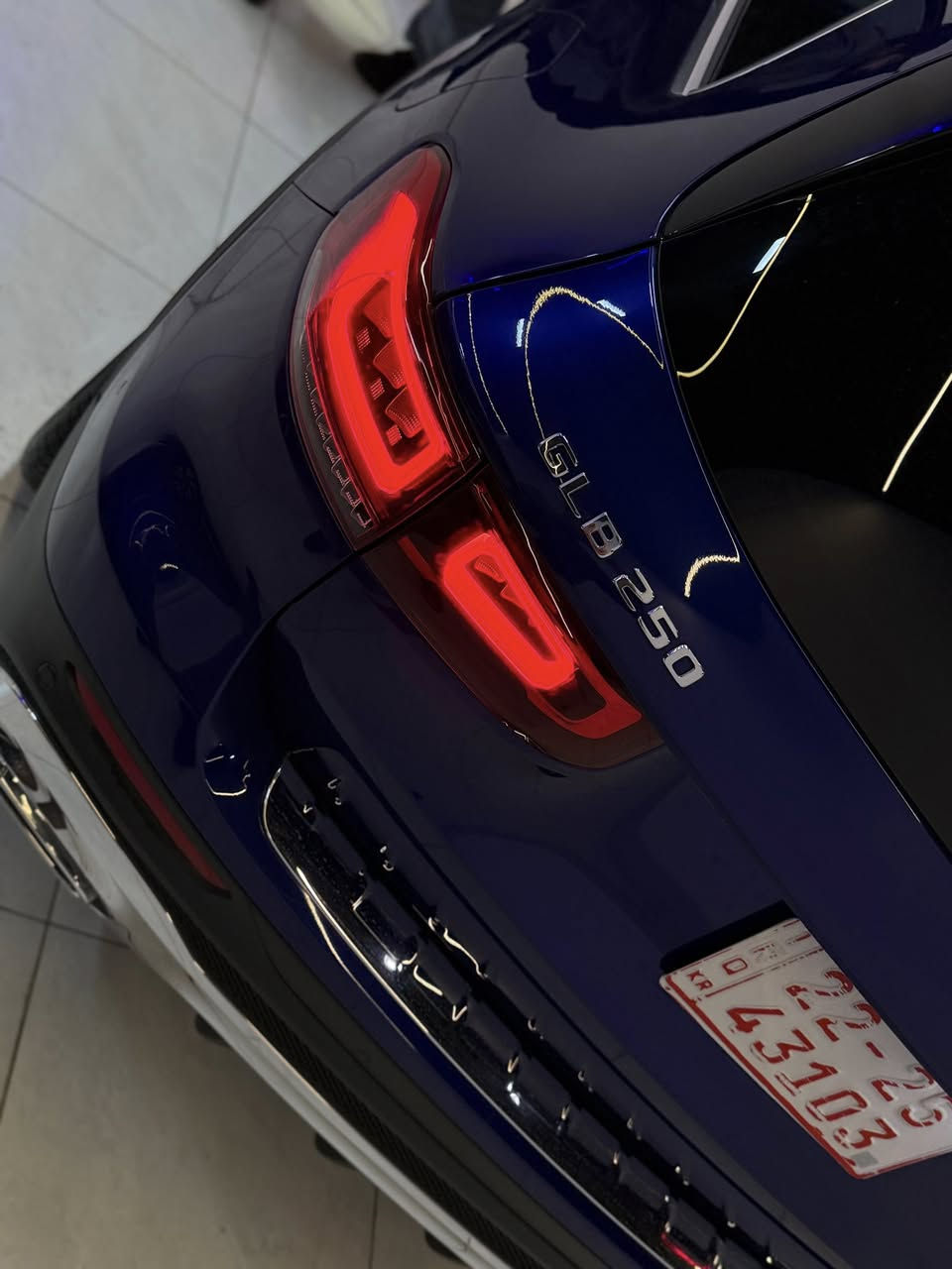 GLB 250.  2023
فول مواصفات 
محرك 2.0.  I4 
ماشيه 17،000M
بانوراما 
فور ويل 
كشنات هيتر 
اوتو ستارت
رادارات اماميه خلفيه 
حساسات اماميه خلفيه 
كشنات الاماميه كهربائيه خزن 
كامرات 360 
شحن وايرليس
صندوك كهربائي

السعر 290$ 
الضرر جاملغ النغر بدون ارباكات ودواخل 
تترقم شمالي فقط 

***********
