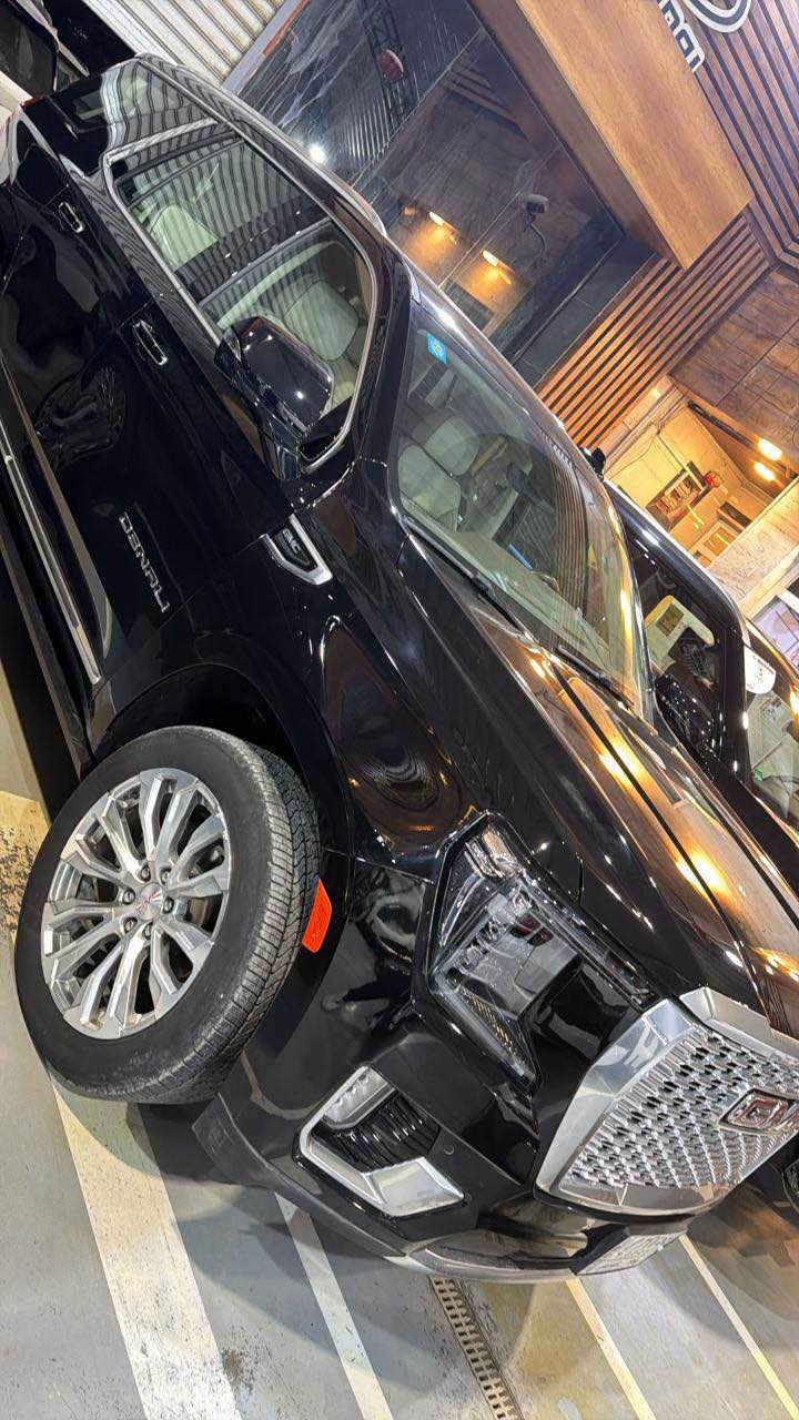 جي إم سي يوكن دينالي 2024 –  وكالة المنصور 
 2024 GMC Yukon Denali – 
  

•   🛣️  المسافة المقطوعة    -   20 الف كيلو 

------------------------------------------------------------ 
        

✅ المواصفات :

• الموديل: 2024 Denali
• الحالة:مستخدم  / وكالة المنصور ✅
• المحرك: 8 سلندر 6200 CC V8 ⚡ (قوة وأداء استثنائي)
• ناقل حركة: أوتوماتيك – 10 سرعات
• نظام الدفع: 4x4 ذكي
• الجنوط: 22 إنش أصلية فاخرة 🛞
• مقاعد جلد فاخر مع تبريد وتدفئة + تحكم كهربائي كامل 🛋️
• شاشة وسطية كبيرة مع Apple CarPlay & Android Auto 📱
• نظام صوتي Bose فاخر 🎶
• فتحة سقف بانورامية واسعة 🌌
• مقاعد 3 صفوف تتسع لغاية 8 ركاب براحة كاملة 👨‍👩‍👧‍👦
• شاشة عدادات رقمية 12 إنش + شاشة للركاب الخلفيين 🎥
• كاميرات 360 درجة + حساسات أمامية وخلفية 📸
• أنظمة أمان متطورة: تنبيه تصادم – مساعد البقاء بالمسار – مثبت سرعة ذكي 🛡️
• تشغيل عن بُعد + دخول ذكي + تشغيل بالزر 🔑
• إنارة LED كاملة مع تصميم مميز 💡
✨ ال يوكن دينالي 2024 هو رمز القوة والفخامة الأمريكية، سيارة للطرق الطويلة والرحلات العائلية والظهور المميز.
 

#*********** حلة, بابل
