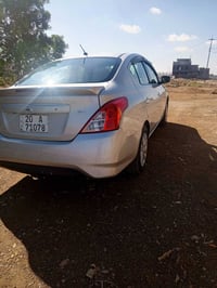 سيارة نيسان فيرسا 2018السعر 95 وبيها مجال السيارة كاملة مكملة ماشية 65...