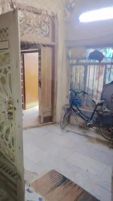 سلام عليكم يتوفر دار للبيع مساحه 120الدار يتكون من طابقين و مدخلين المدخل الأول على الهول وثاني على مطبخ يتكون الطابق الأول من غرفه نوم ومطبخ وحولي ا، الطابق الثاني يتكون من ثلاث غرف نوم  وحولي بين الغرف وخدمات البيت مسلح
عنوان الدار الحريه الثالثه خلف مصور شاشه للاستفسار رقم الهاتف ***********بي واتساب سعر مناسب
