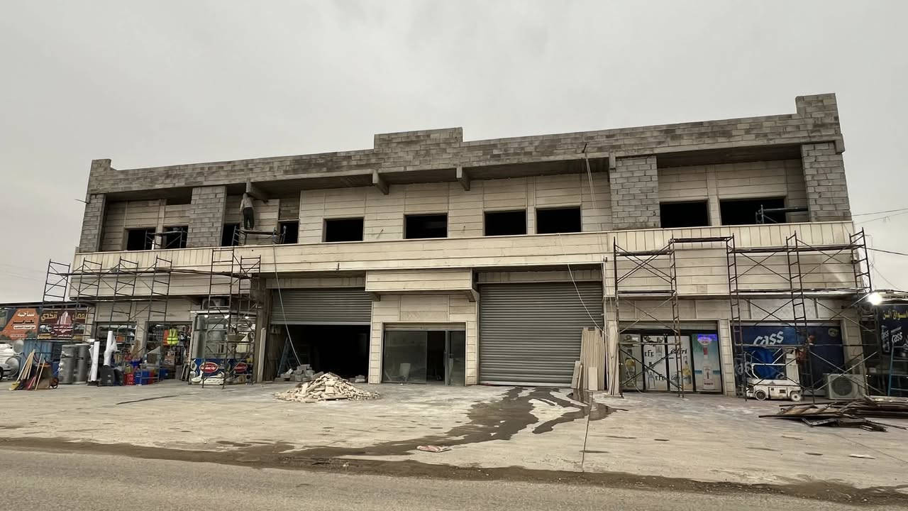 السلام عليكم اخواني الكرام
عندي مجمع للبيع يقع على مساحة 3000م٢ موقع ستراتيجي على أرض زراعية ملك يتضمن بناء أكبر قاعة للأعراس تتسع لحدود 1200 شخص بناء متكامل تفاصيله 
1/ ١٤ حمام مع تأسيس للبنى التحتية من ناحية الصحيات مع ٢ حمام منفصلين للعرسان و غرفة تبديل الملابس .
2/ قساطل عدد ٢ بمساحة كبيرة (٦×٨×١٠) اسفل كل جهة . 
3/ مطبخين حار و بارد .
4/ غرفة عرسان مع جاكوزي و مطبخ .
5/ غرفة للحانوت .
6/ غرفة للإدارة  .
7/ غرفة كونترول تحكم بالكهرباء .
8/ جلوس  VIP على طرفي القاعة بدرج و صميم دائري مميز يسع كل طرف إلى ١٠٠ شخص تقريبآ .
9/ سقف القاعة العلوي من مادة السندويج بنل .
10/ السقف الثانوي من مادة الجبسن بورد بنظام ملكي مع مدخل ملكي للعرسان بطول 30م تقريبآ .
11/ مدخل القاعة مميز بنظام الدخول الملكي مع وجود لتأسيس 5 شلالات .
12 / البوابة الخارجية كهربائية بنظام الشحن مع بابين خشبيين بمساحة ٤م لكل منهم . 
بالإضافة إلى القاعة الكبيرة يوجد قاعة أخرى تسع إلى 200 شخص تقريبآ للمناسبات الصغيرة (خطوبة/ختان/حفلة تخرج/اجتماع/مطعم مصغر) بسقوف ثانوية ملكية .
واجهة المجمع تشمل ٦ محلات (جميعها مؤجرة)مصممة كالآتي قابلة للتغيير كاملة و جاهزة من سقوف و كهرباء و جامخانة و خبنكات  .
1/٢ محل حلاقة نسائية و كوزمتك بمساحة ٥٠م تقريبآ .
2/ محل صالون حلاقة رجالي بمساحة ٢٥م .
3/ محلين مجهزة بأرقى أنواع الرفوف وكامل ينفع للمواد الغذائية و غيرها جاهز و متكامل .
4/ مدخل مخزن بمساحة 250م ينفع للعديد من المصالح جاهز مع خبنك كهربائي و بداخل المخزن حمام متكامل مع WC معزول عن المخزن .

الطابق الثاني فوق المحلات تصميم بناء مطبخ بمساحة 335م مع بناء 4 WC مع حمام متكامل مع التأسيس الأساسي للصحيات .

الطابق الثالث كافتيريا بمساحة 550م مع WC عدد ٢ منفصل للنساء و الرجال . 
علمآ القاعة مجهزة ...
بئر ماء خاص
محولة كهرباء خاصة 

العنوان موصل ناحية بعشيقة
***********
***********
***********
***********
